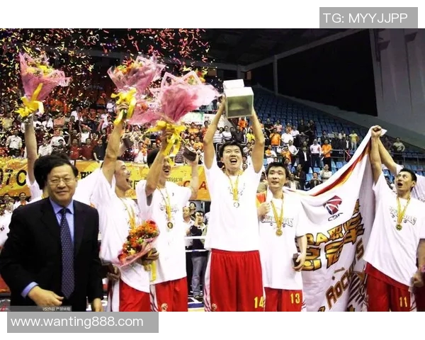 上海男篮迎战八一双鹿全力争胜展现球队实力与团结精神